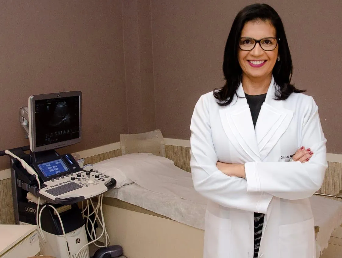 Dra. Leila Maciel da Costa, médica radiologista, ao lado do equipamento de ultrassonografia em Jaraguá do Sul.