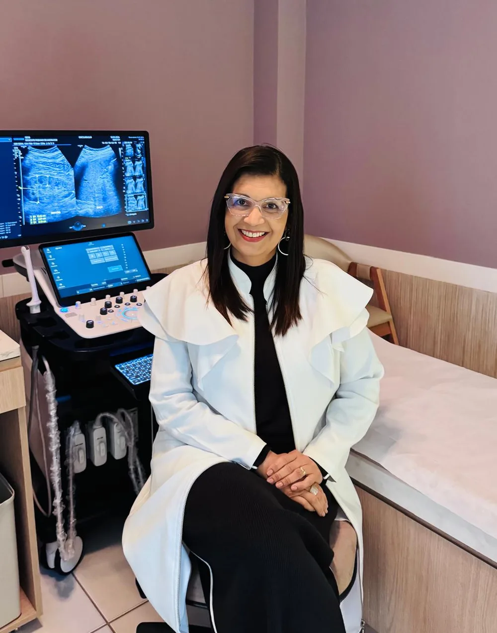 Dra. Leila Maciel da Costa, médica radiologista, na sala de ultrassonografia.